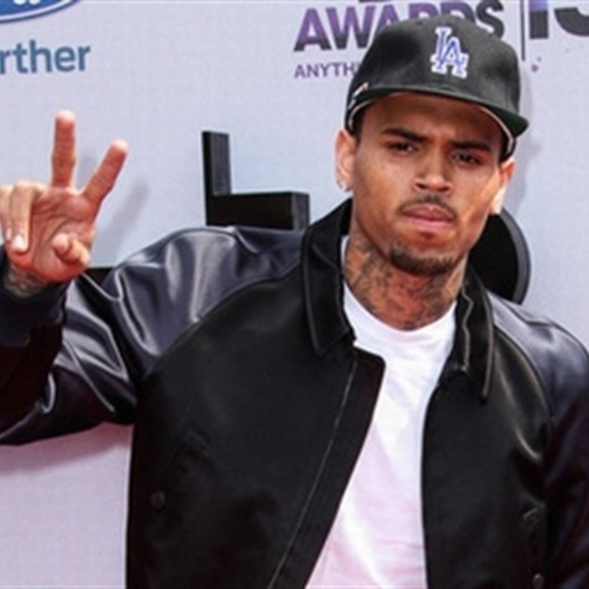 Se convulsiona Chris Brown mientras trabajaba