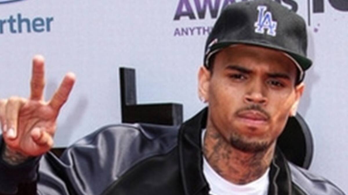 Se convulsiona Chris Brown mientras trabajaba