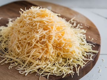 Alerta alimentaria en el queso rallado de supermercado por la presencia de astillas: estos son los lotes y marcas afectadas