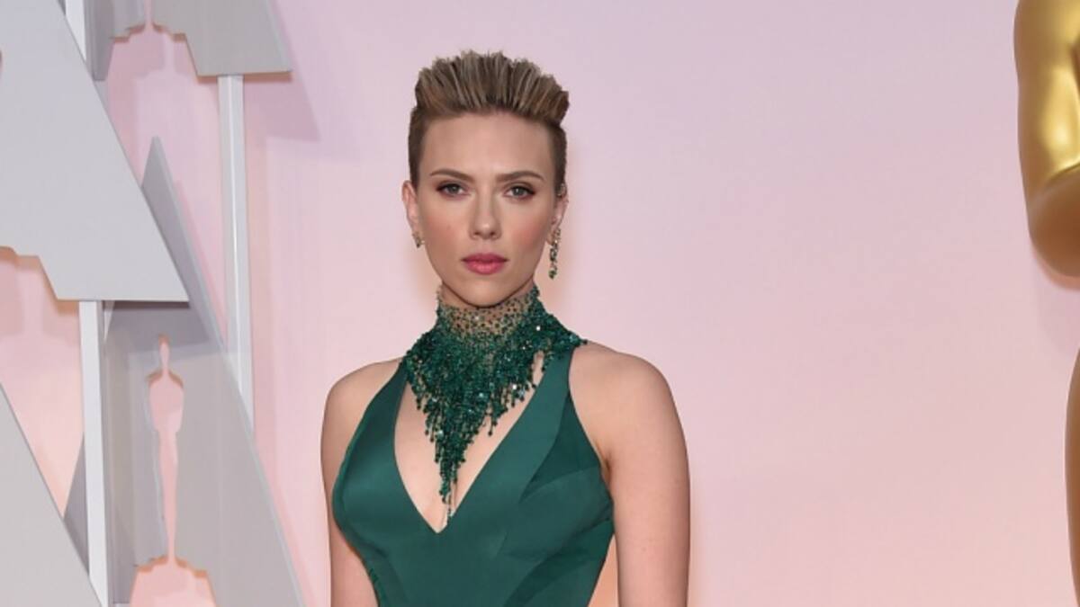 Le robo un beso a Scarlett