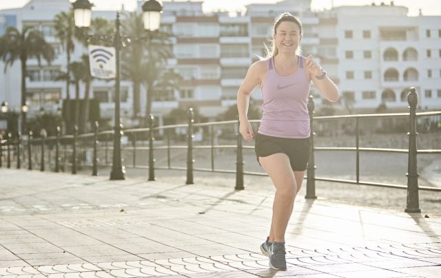 Mujer haciendo deporte.