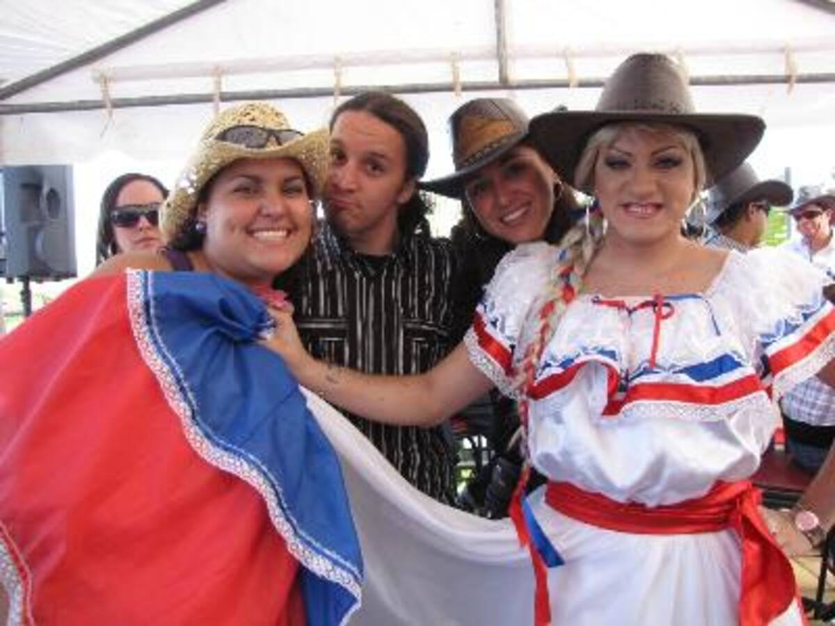 Gaby, Pelaez, Vicky y Brenda Esparza( La versión tica de Britney Spears)