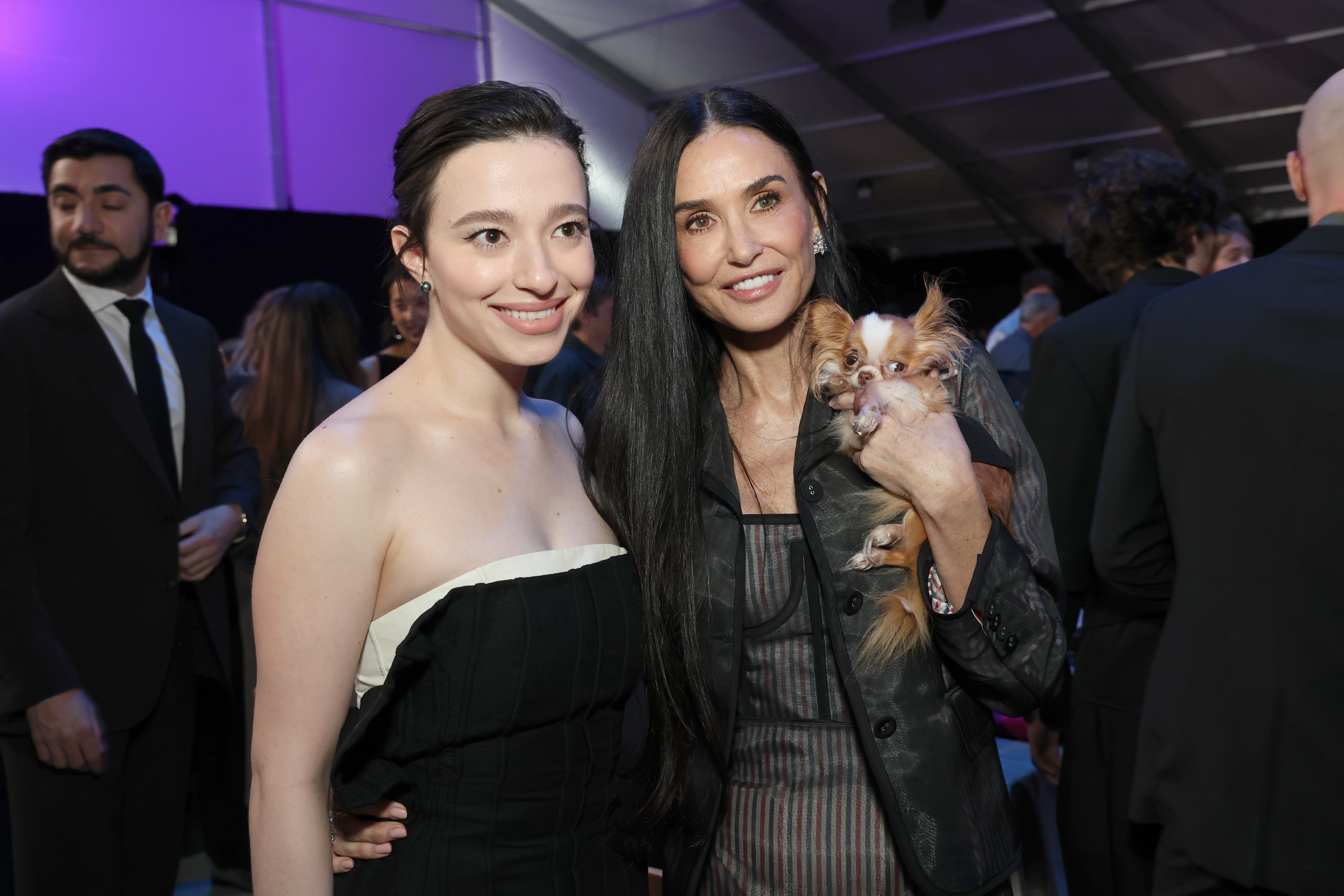 Mikey Madison, Demi Moore y su perro Pilaf en los Independent Spirit Awards 2025. / Kevin Mazur/Getty