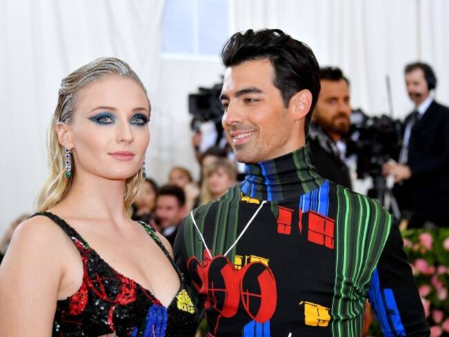 Sophie Turner en la Gala Met con ojos en azul metalizado.