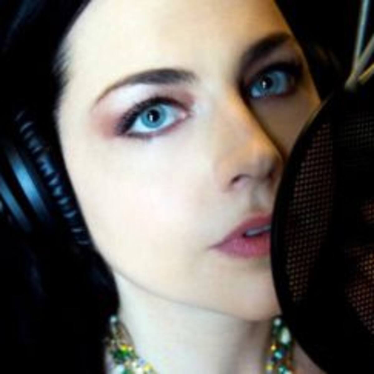 ¿Se acuerdan de la cantante de Evanescence? Ahora hace música infantil!