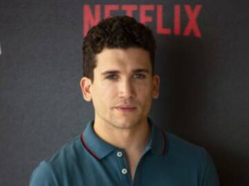 Así suena Jaime Lorente cantando ‘Romance’ junto a Deva y Natos en acústico