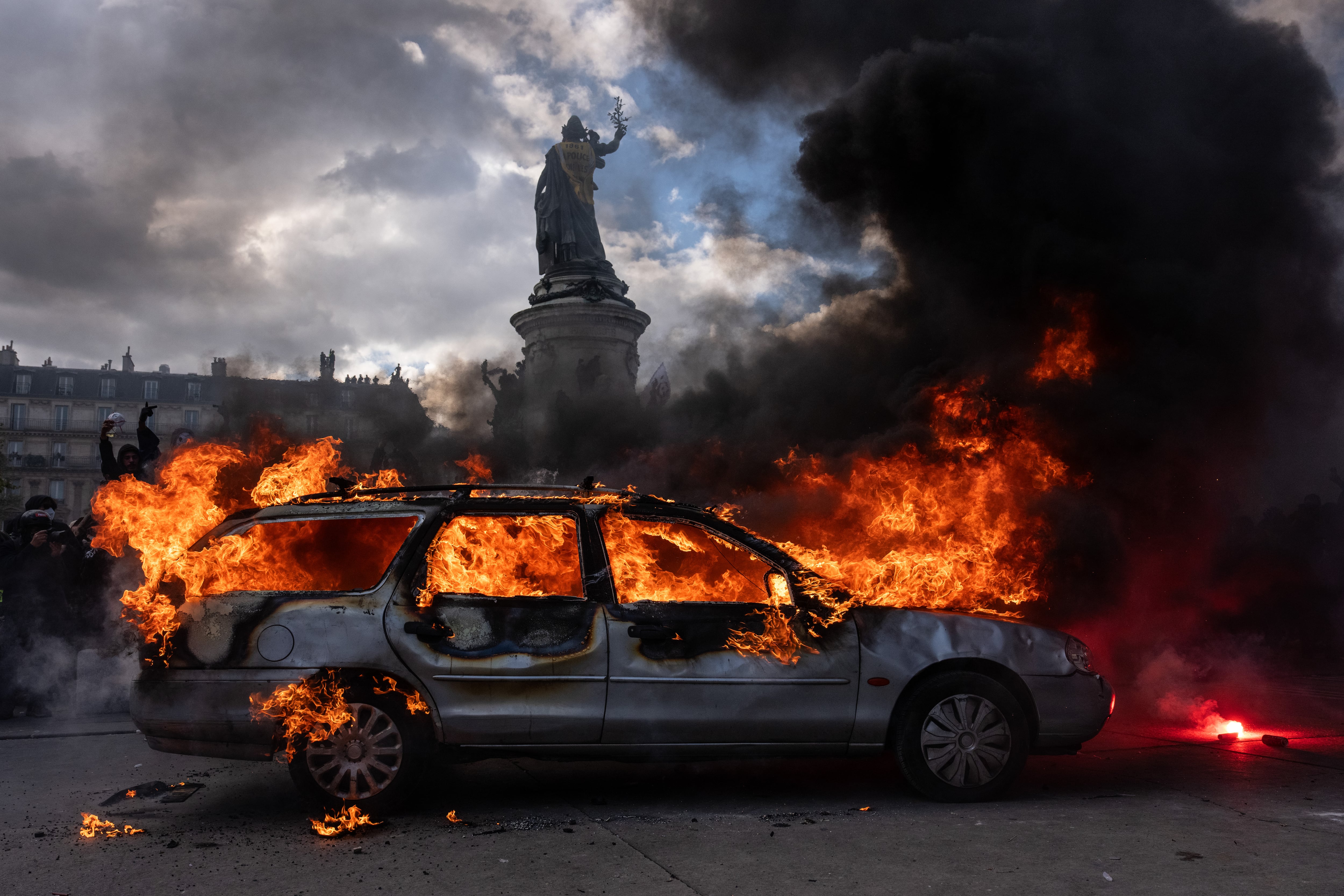 Un coche arde durante las manifestaciones en París, Francia, el 17 de octubre de 2026.