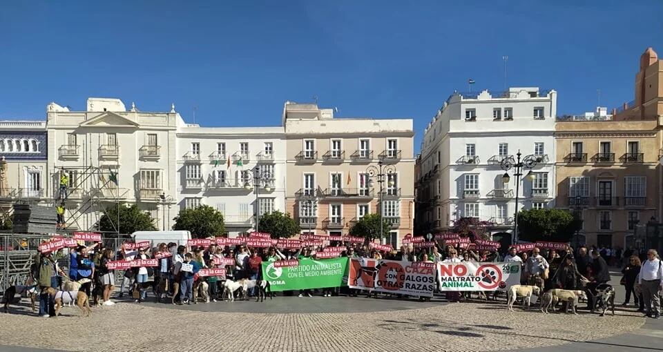 Manifestantes contra la caza en Cádiz (foto: Plataforma NAC).