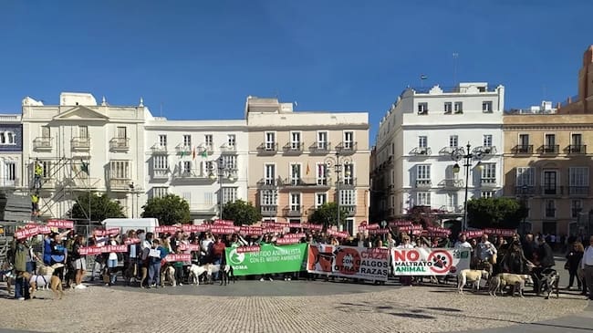 Manifestantes contra la caza en Cádiz (foto: Plataforma NAC).