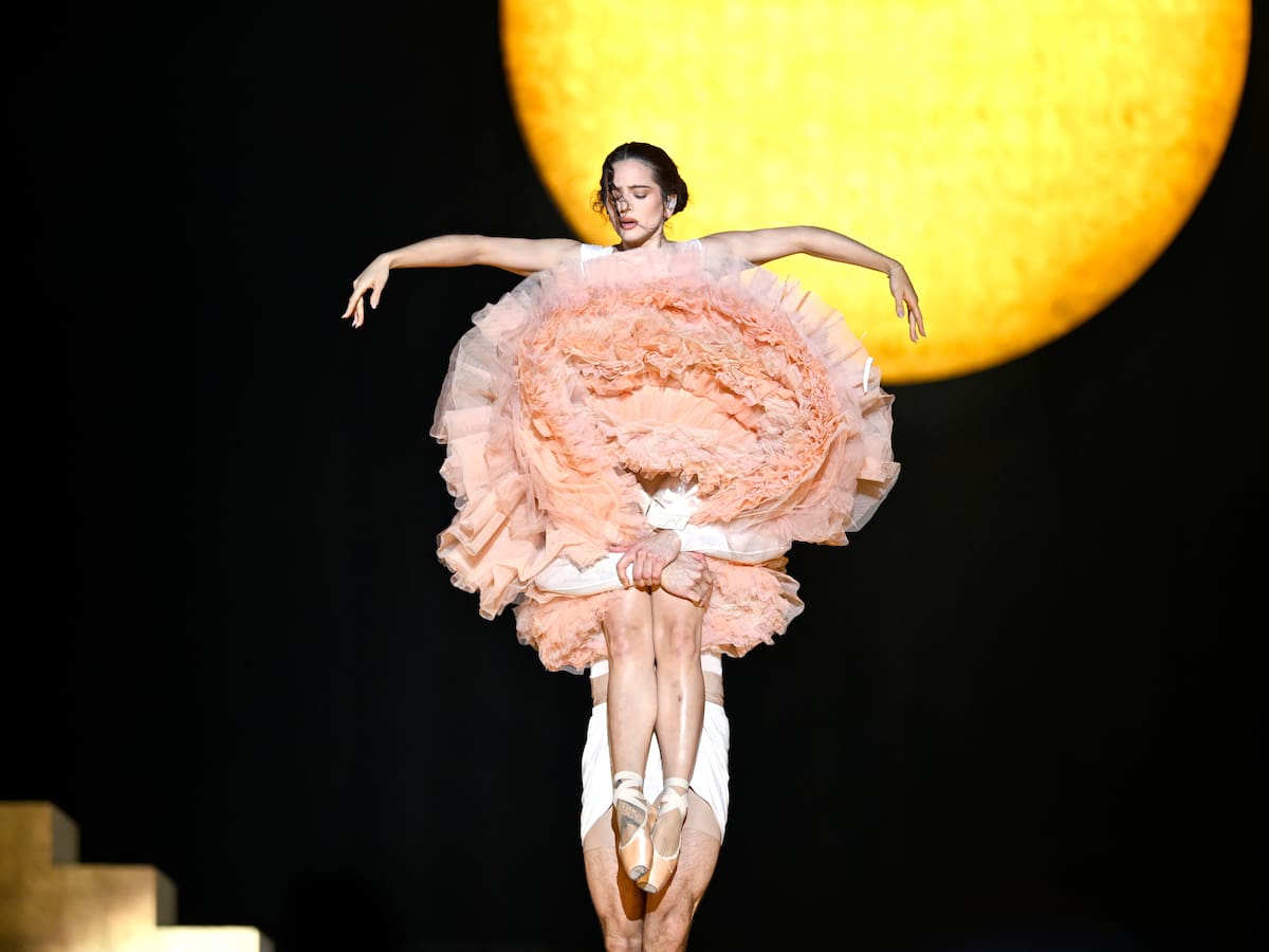 Rosalía recicla sus puntas de ballet de 'LUX Tour' para crear un trampantojo por las calles de Nueva York