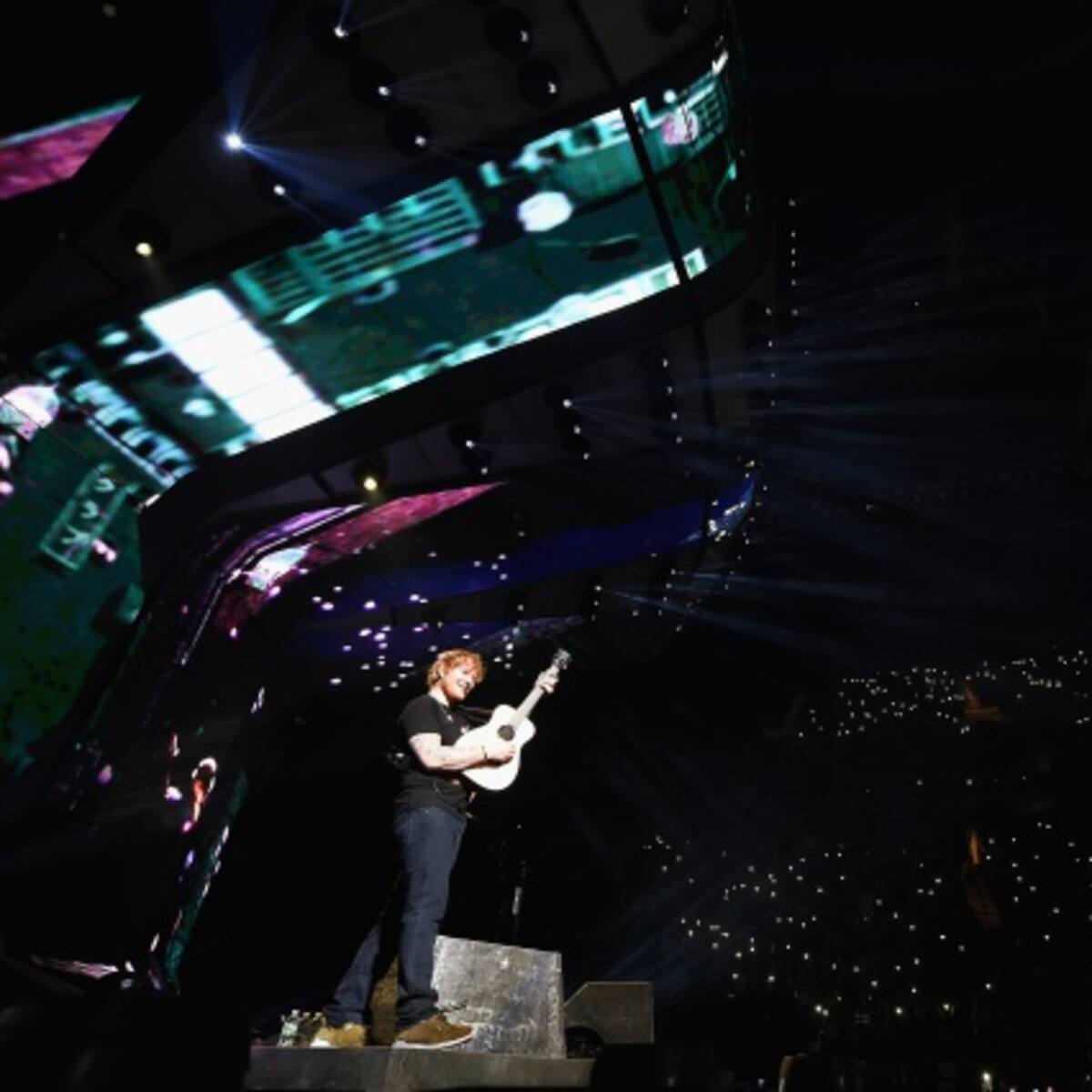 Ed Sheeran cancela algunos conciertos por accidente en bicicleta