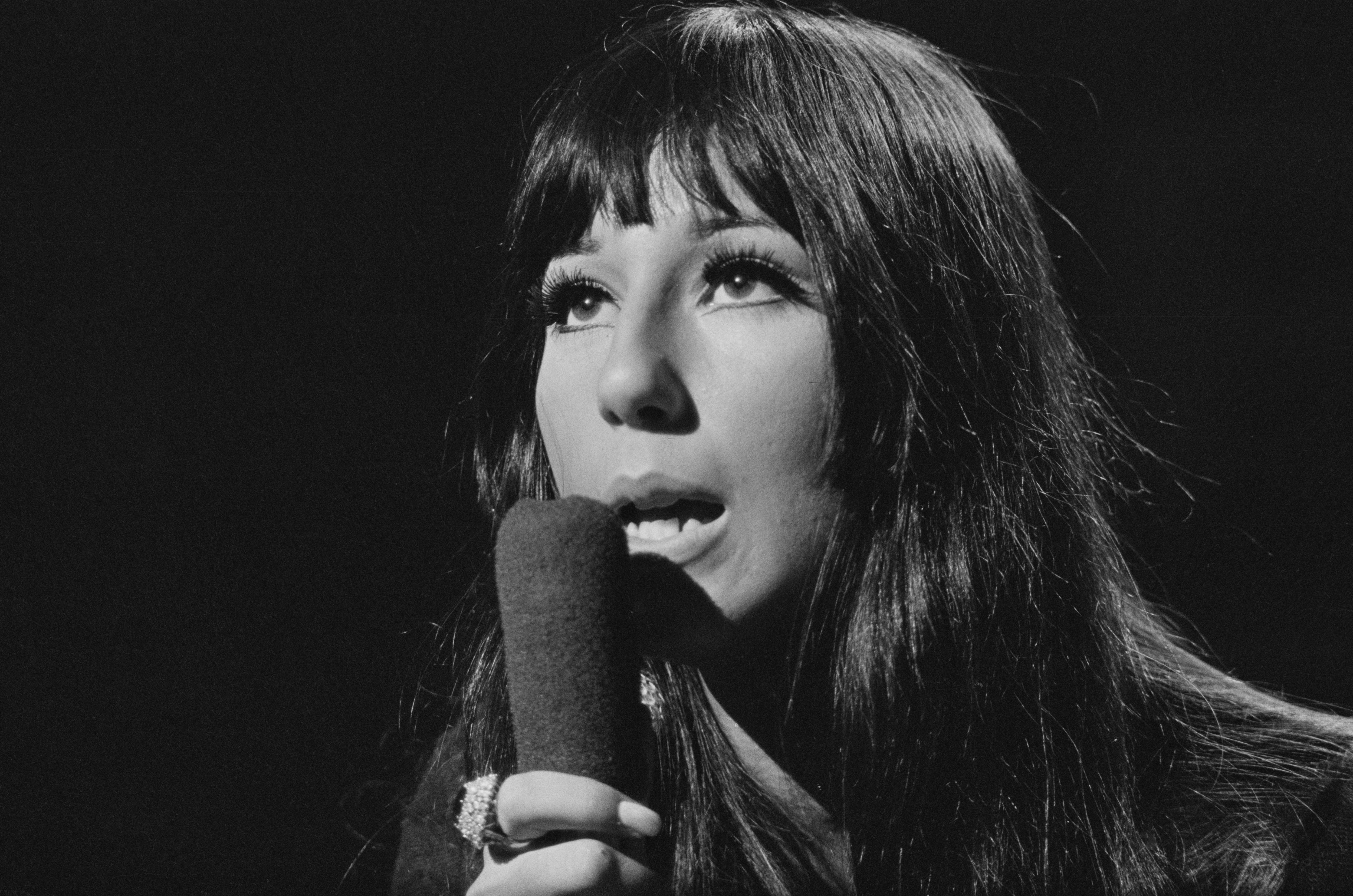 Cher durante la actuación de 'Little Man' en el set del show Ready Steady Go!