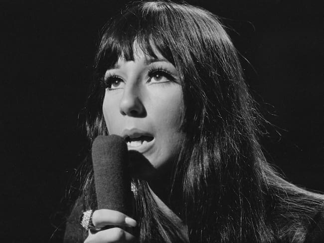 Cher durante la actuación de 'Little Man' en el set del show Ready Steady Go!