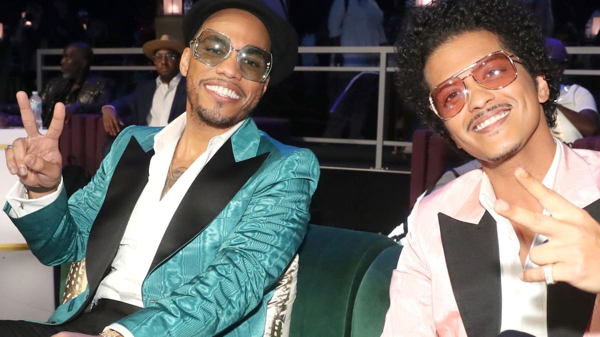 Este vídeo me suena: Skate de Silk Sonic vs. Rock Dj de Robbie Williams