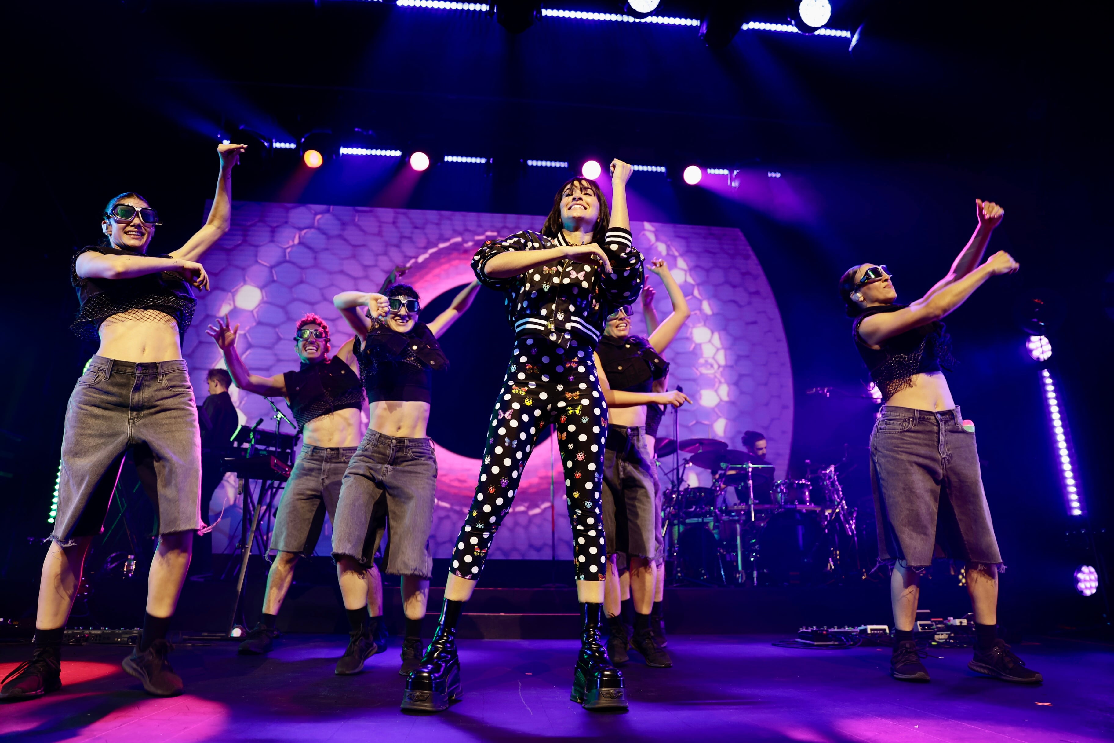 La coreografía de &#039;Las Babys&#039; en LOS40 Básico Santander de Aitana.