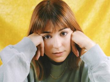 Júlia Blum vola alt amb la nova cançó nem fora: mira el videoclip en exclusiva