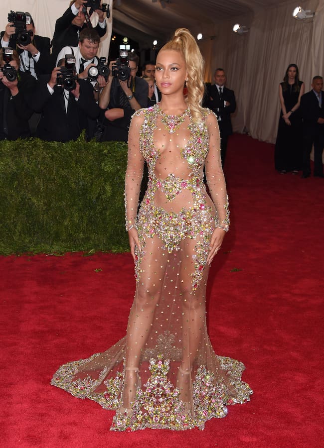 Beyoncé en la Met Gala de 2015 vestida de Givenchy.