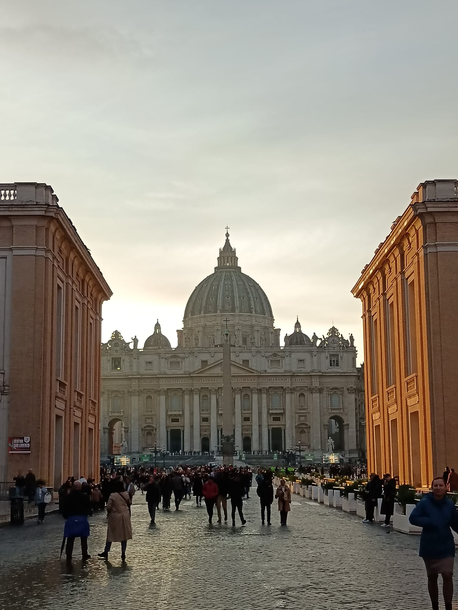 Atardecer en la Plaza de San Pedro del Vaticano antes del ingreso del Papa Francisco.