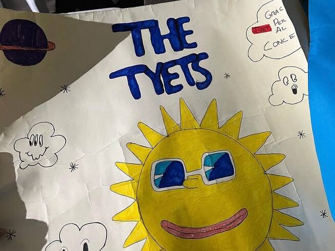 Agraïment dels fans en forma de pancarta de The Tyets