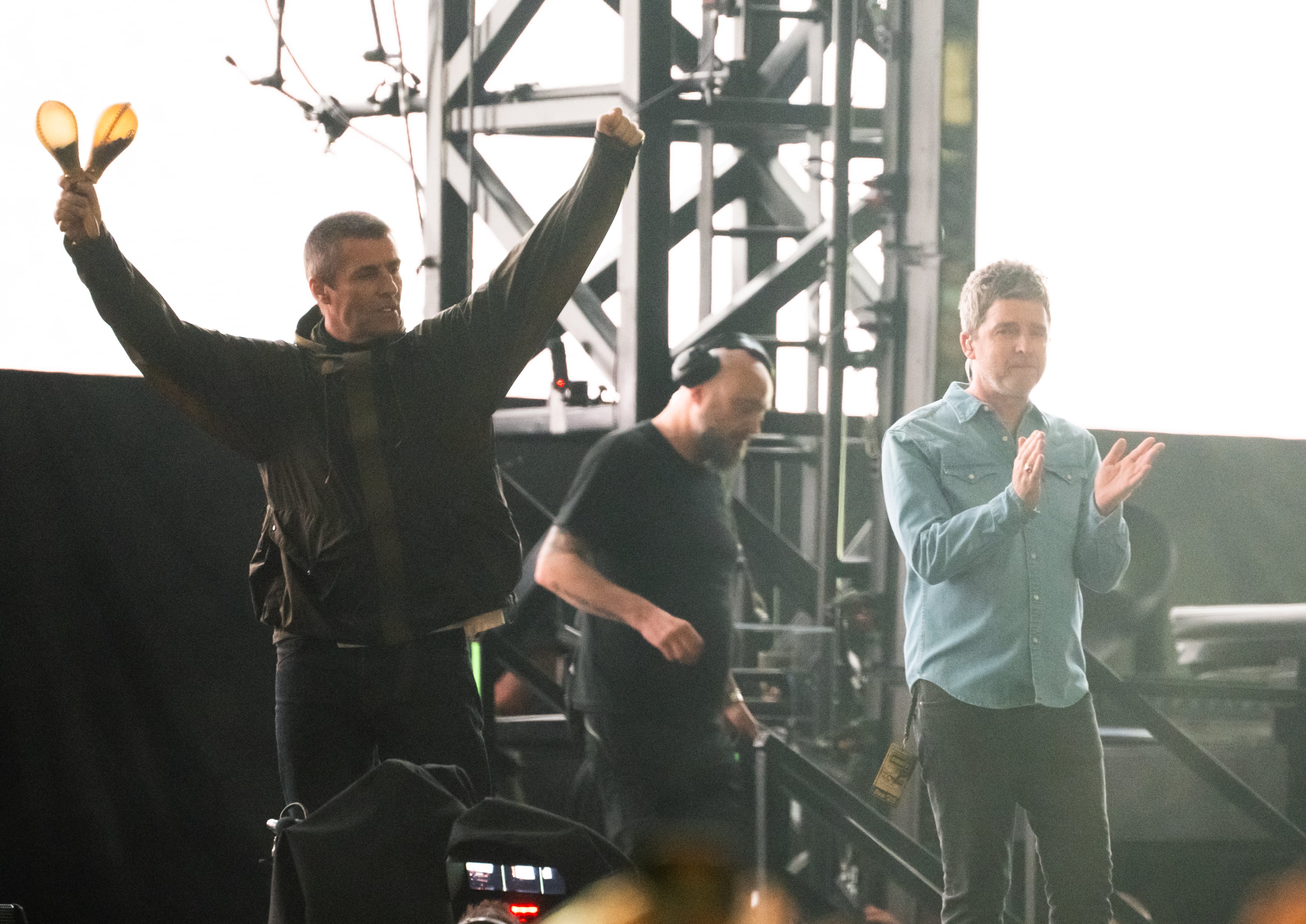 Liam Gallagher y Noel Gallagher, juntos 16 años después en concierto para la gira reunión de Oasis LIVE '25, 4 de julio de 2025.