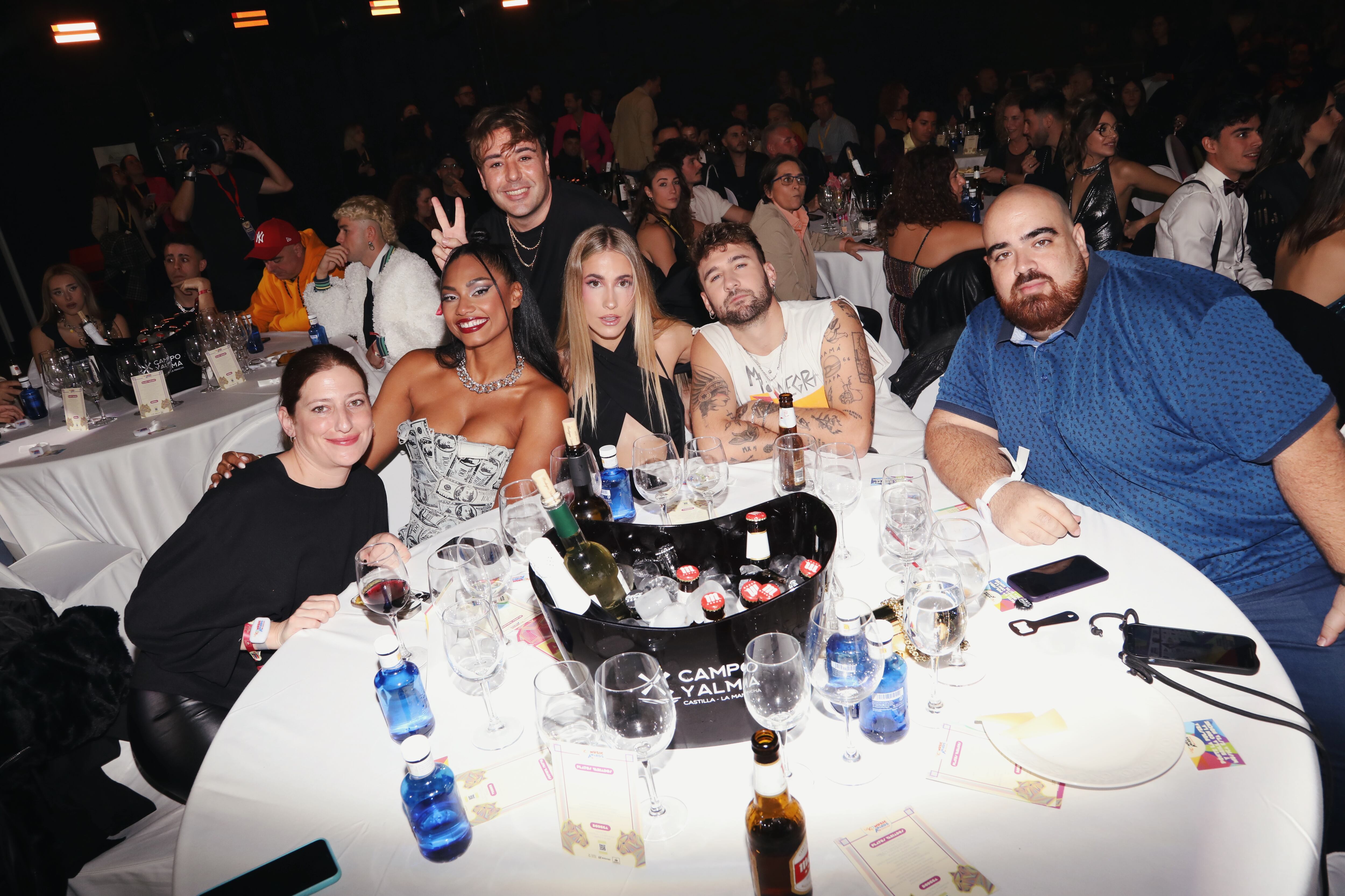 Una mesa muy Must. Nia, Paula Koops y Dani Fernández junto a su equipo de Must Producciones.