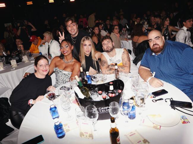 Una mesa muy Must. Nia, Paula Koops y Dani Fernández junto a su equipo de Must Producciones.