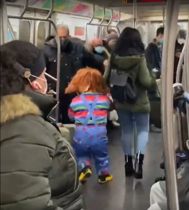 Chucky molesta a mujer en el metro y nadie la ayuda. Se hace viral