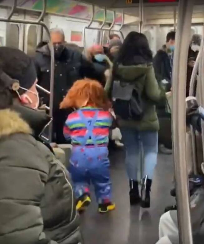 Chucky molesta a mujer en el metro y nadie la ayuda. Se hace viral