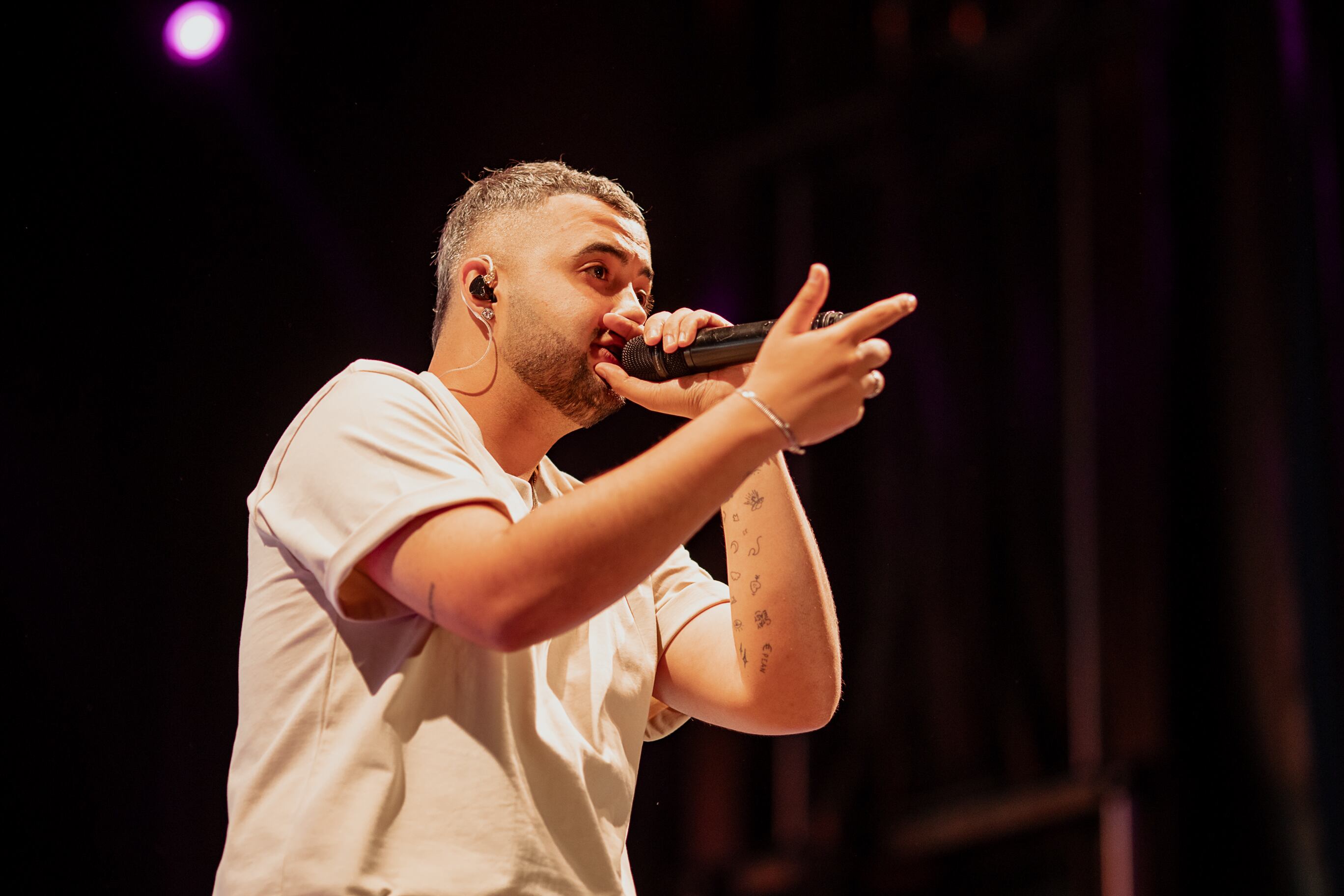 Si la música de Cesar AC está hecha para que la gente se lo pase bien, Cáceres se lo pasó más que bien.