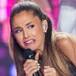 ¿Ariana Grande lamiendo rosquillas en un local?