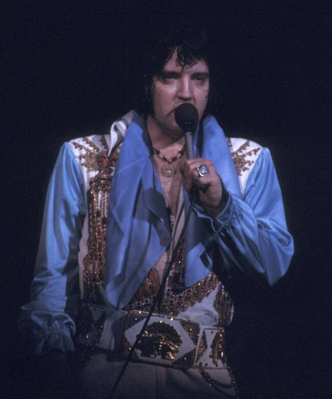Elvis Presley, durante un show en 1976 en el Spectrum de Philadelphia, Pennsylvania.