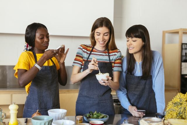 Una clase de cocina con tus amigas, podría ser un bonito recuerdo.