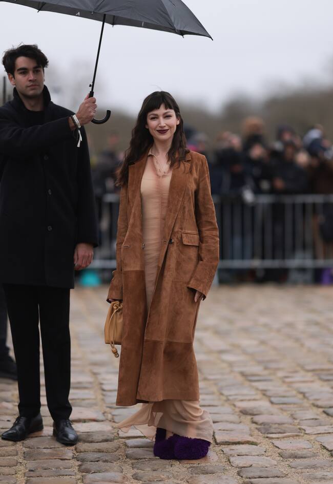 Una de las españolas que no puede faltar en una Semana de la Moda de París es Úrsula Corberó. Apareció bajo la lluvia en el desfile de Loewe y lo hizo con un vestido largo nude, aunque lo que más llamó la atención fue su calzado apeluchado.