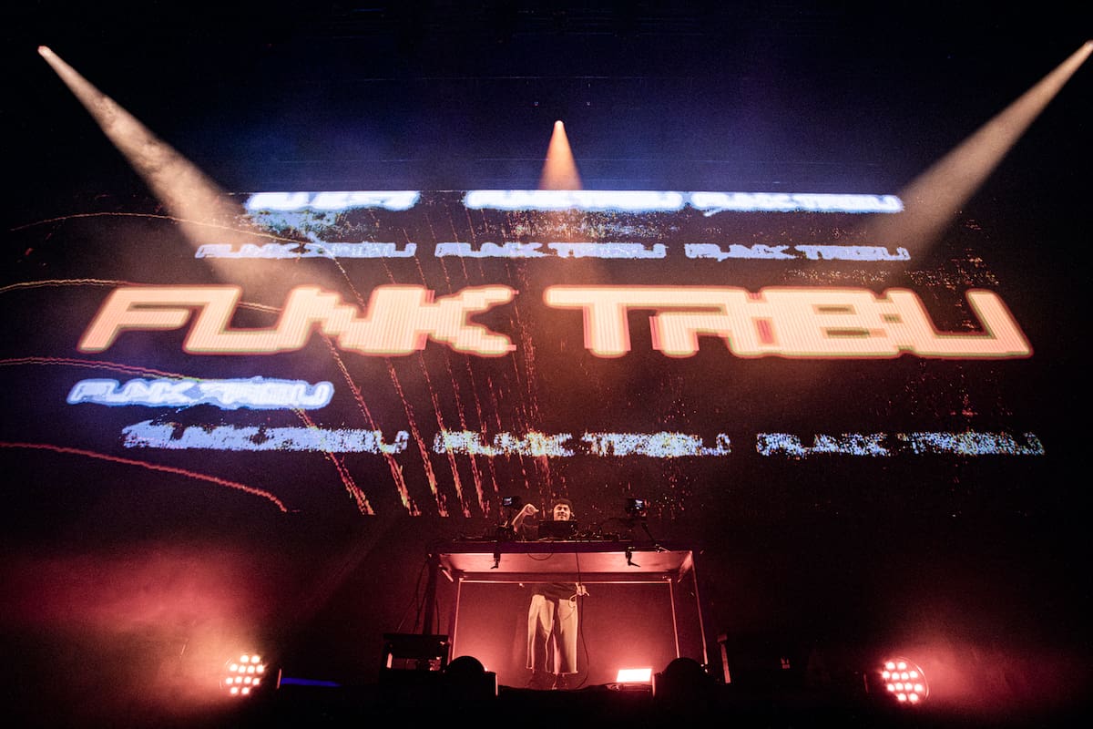 Techno ácido y energía rave con guiños retro.