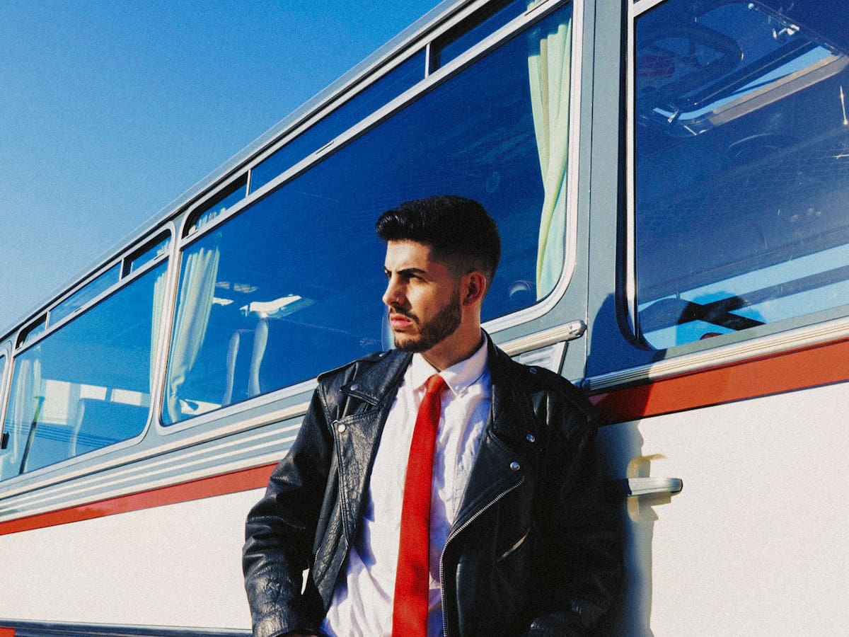 Kalenn, el artista de las "baladas pop tristes" que colecciona atardeceres