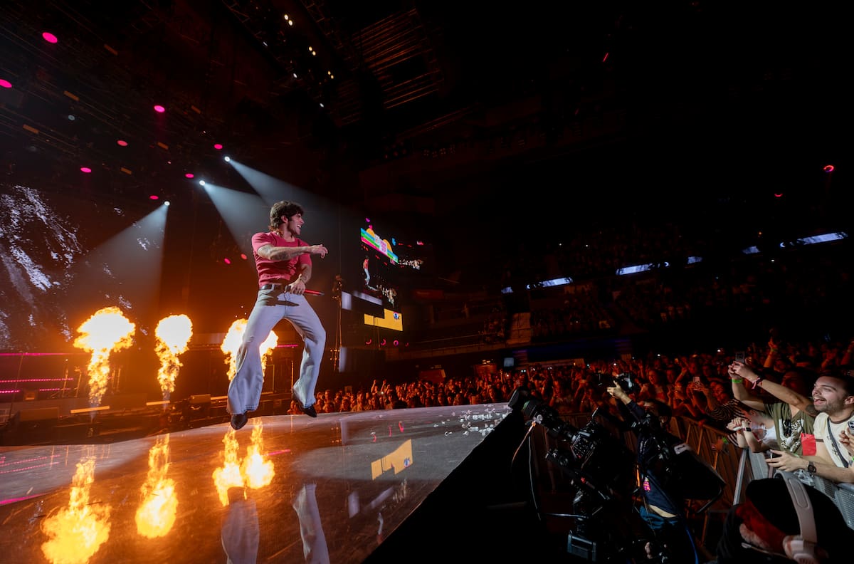 También ha cantado en directo su último single, Dime dónde estás, poniendo a todo el mundo en pie.