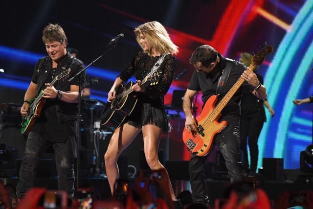 Taylor Swift toca la guitarra durante uno de sus conciertos