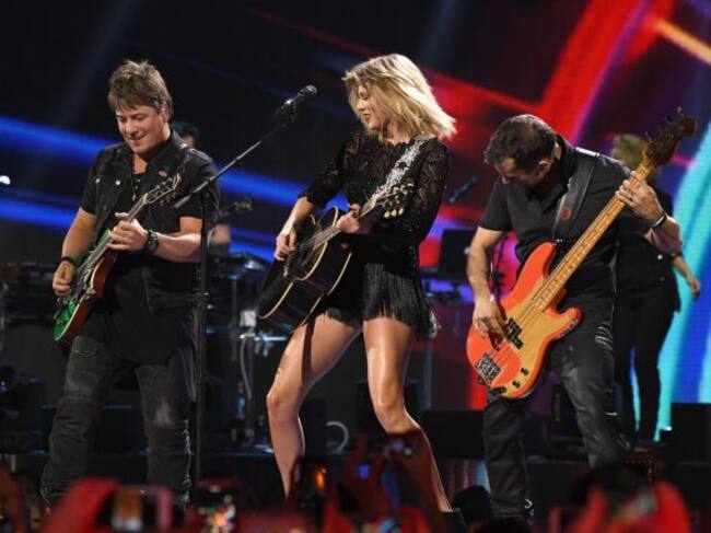 Taylor Swift toca la guitarra durante uno de sus conciertos