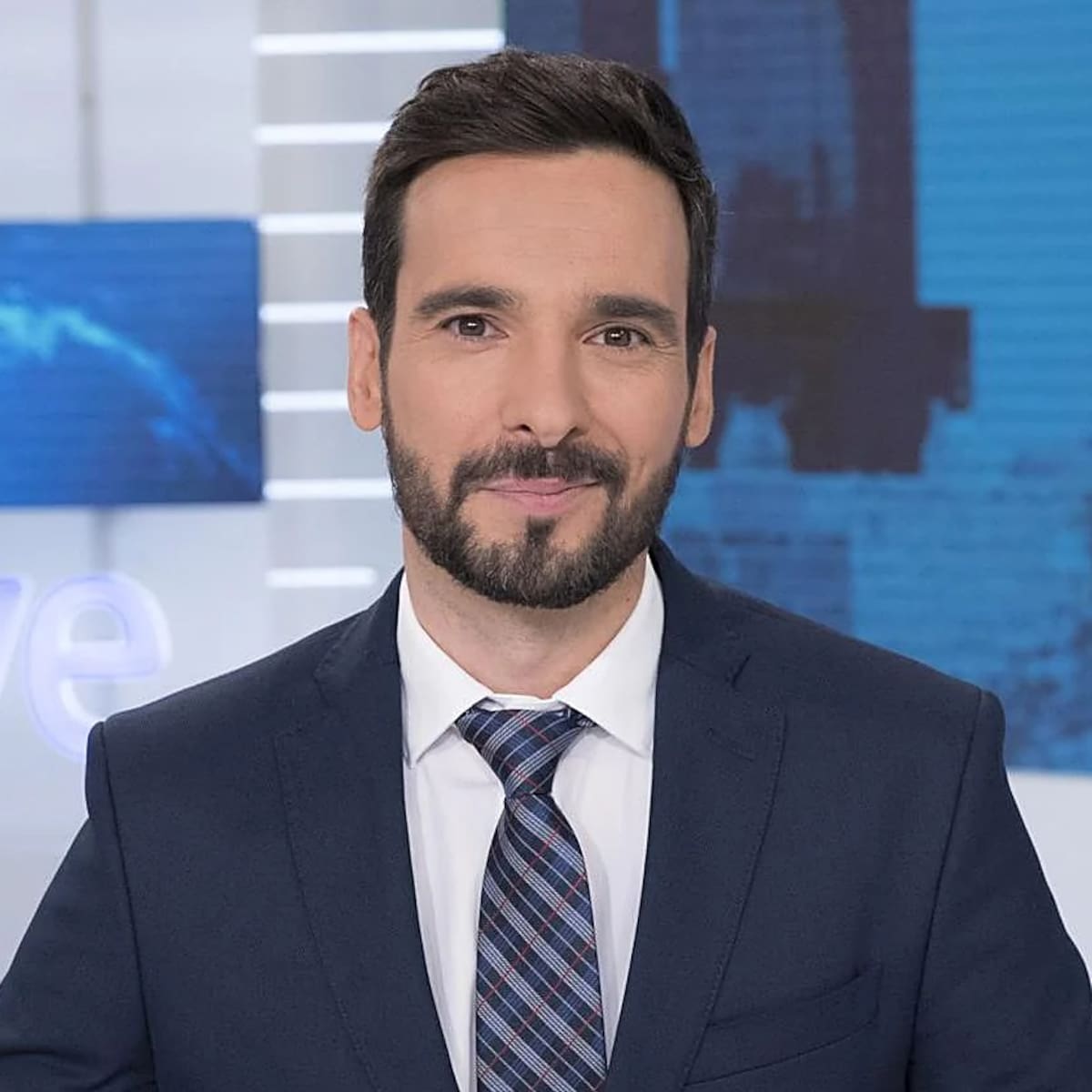 Quién es Lluís Guilera, el nuevo presentador de 'La hora de La 1': pareja, hijos, edad y todo sobre el sustituto de Silvia Itzaurrondo