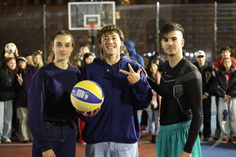 Paulo Londra y Karin Herrero, después haber sido vistos jugando a baloncesto en una cancha callejera de Madrid