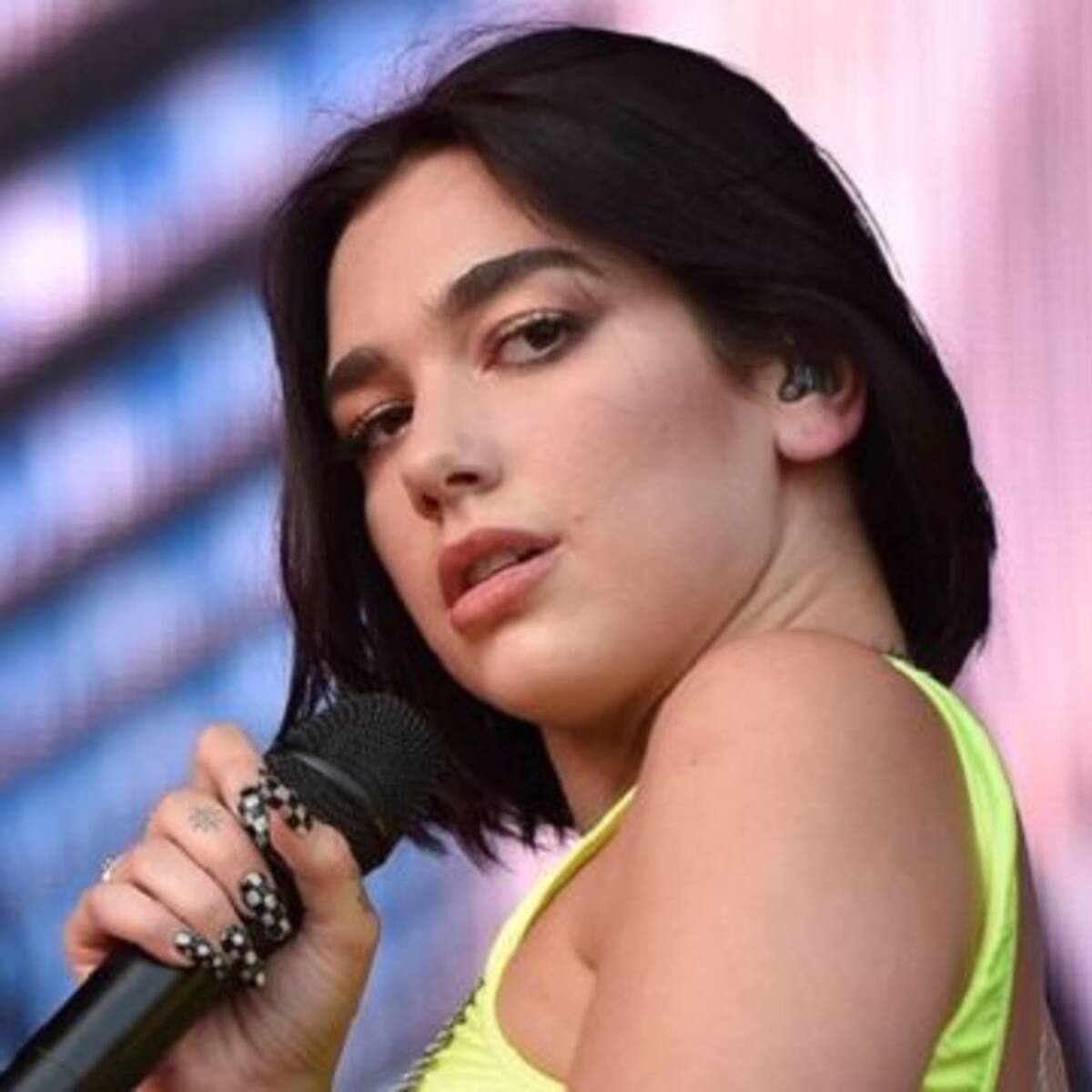 ¿Dua Lipa retocó las fotos de su infancia?