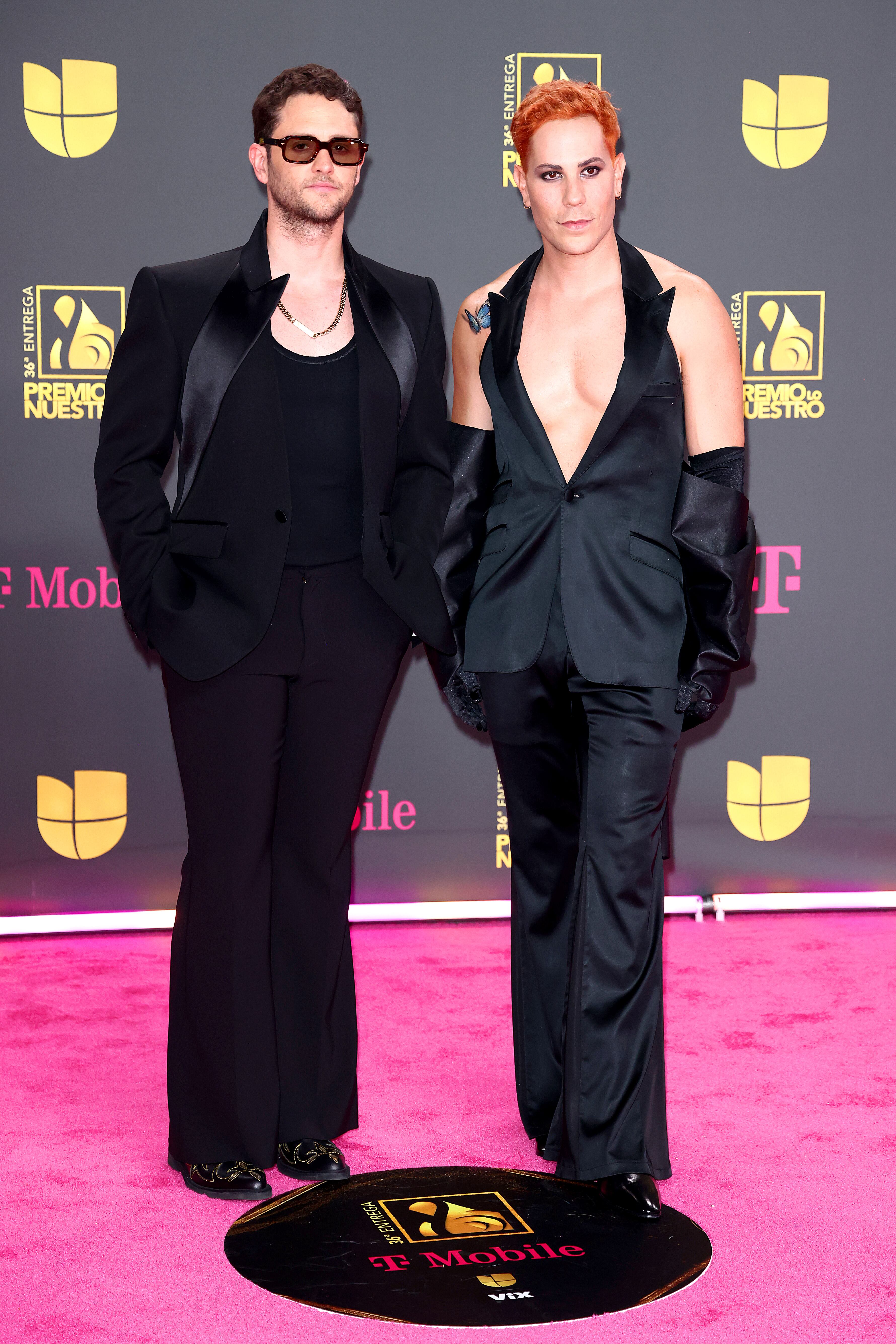 Los chicos de RBD llegaron sin las chicas a Premio Lo Nuestro. Se pusieron de acuerdo con el color del traje, aunque cada uno lo vistió según su personalidad y ya sabemos que en este grupo el que arriesga en estilismo siempre es Christian.