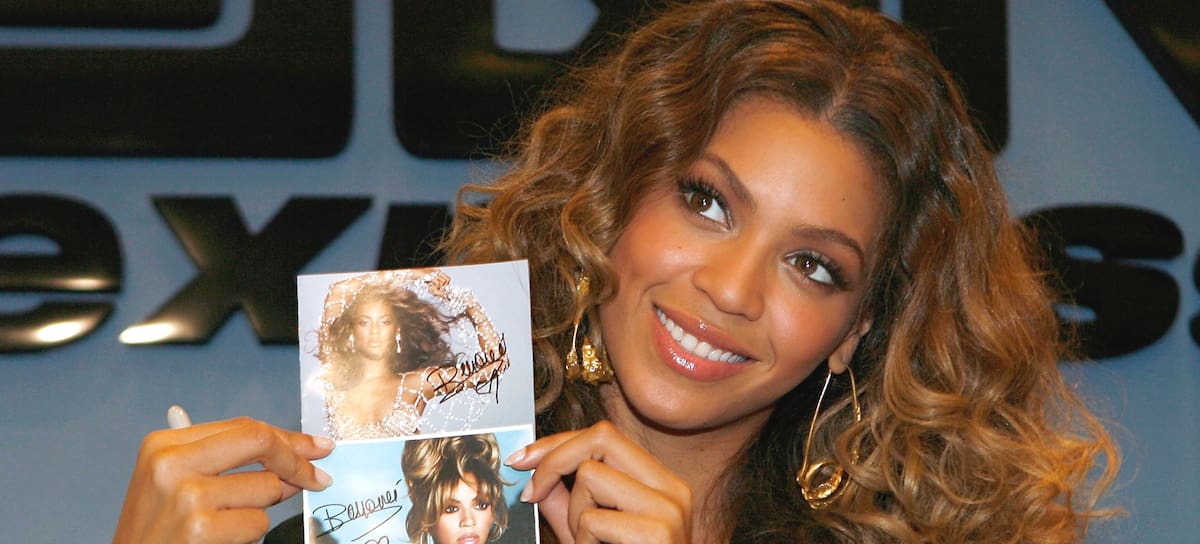 NUEVA YORK - 8 de septiembre: La cantante Beyoncé firma ejemplares de su nuevo álbum "B'Day" en J&R Express, el 8 de septiembre de 2006 en la ciudad de Nueva York. (Foto de Frank Micelotta/Getty Images)