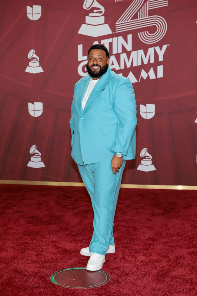 Empezamos esta galería con una Karol G radiante con su vestizo azul celeste y terminamos con el siempre atrevido y diferente DJ Khaled que compartió tonalidad con la colombiana. ¡Bravo!