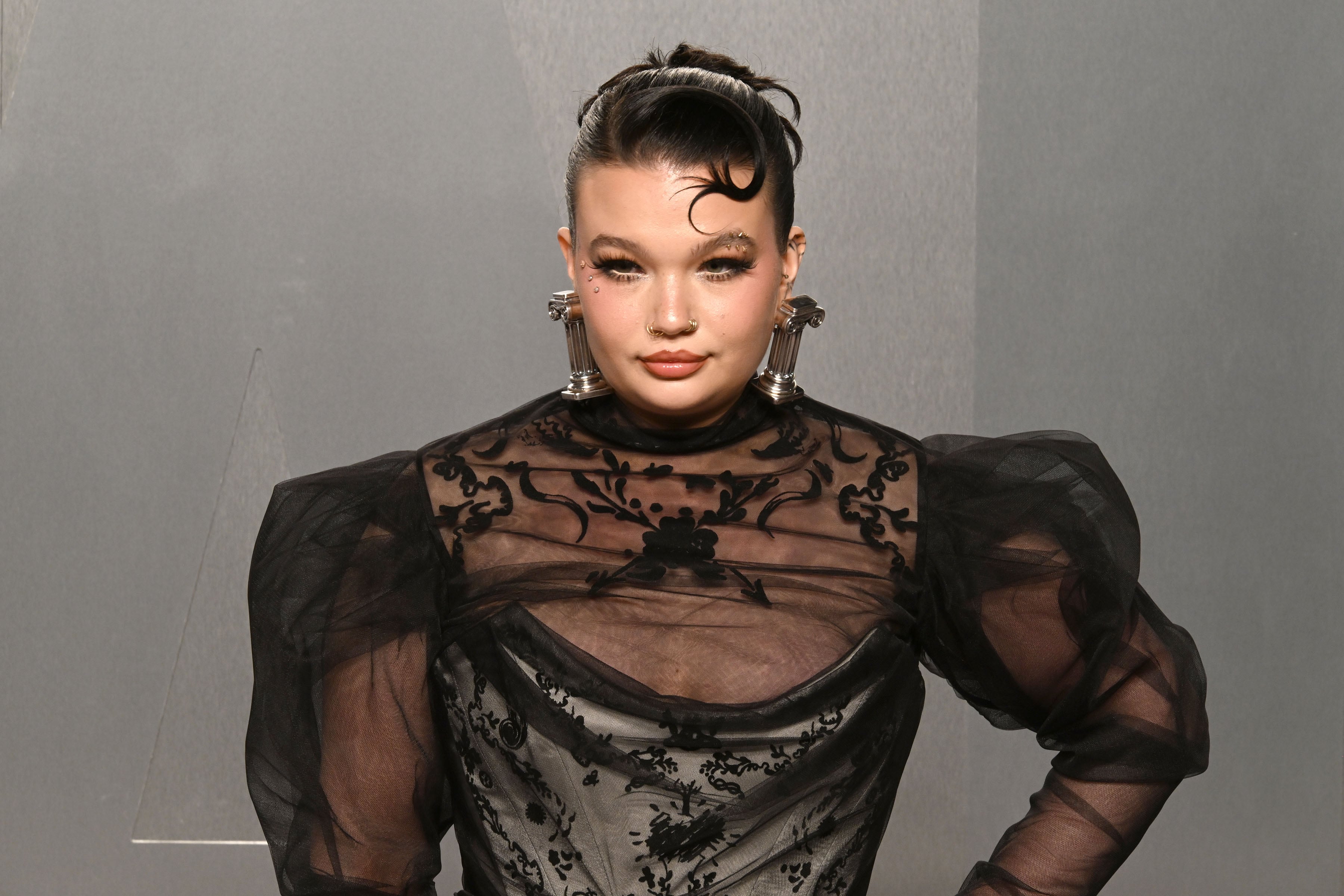 Lola Young en la after party de Vanity Fair en los Oscar 2026.