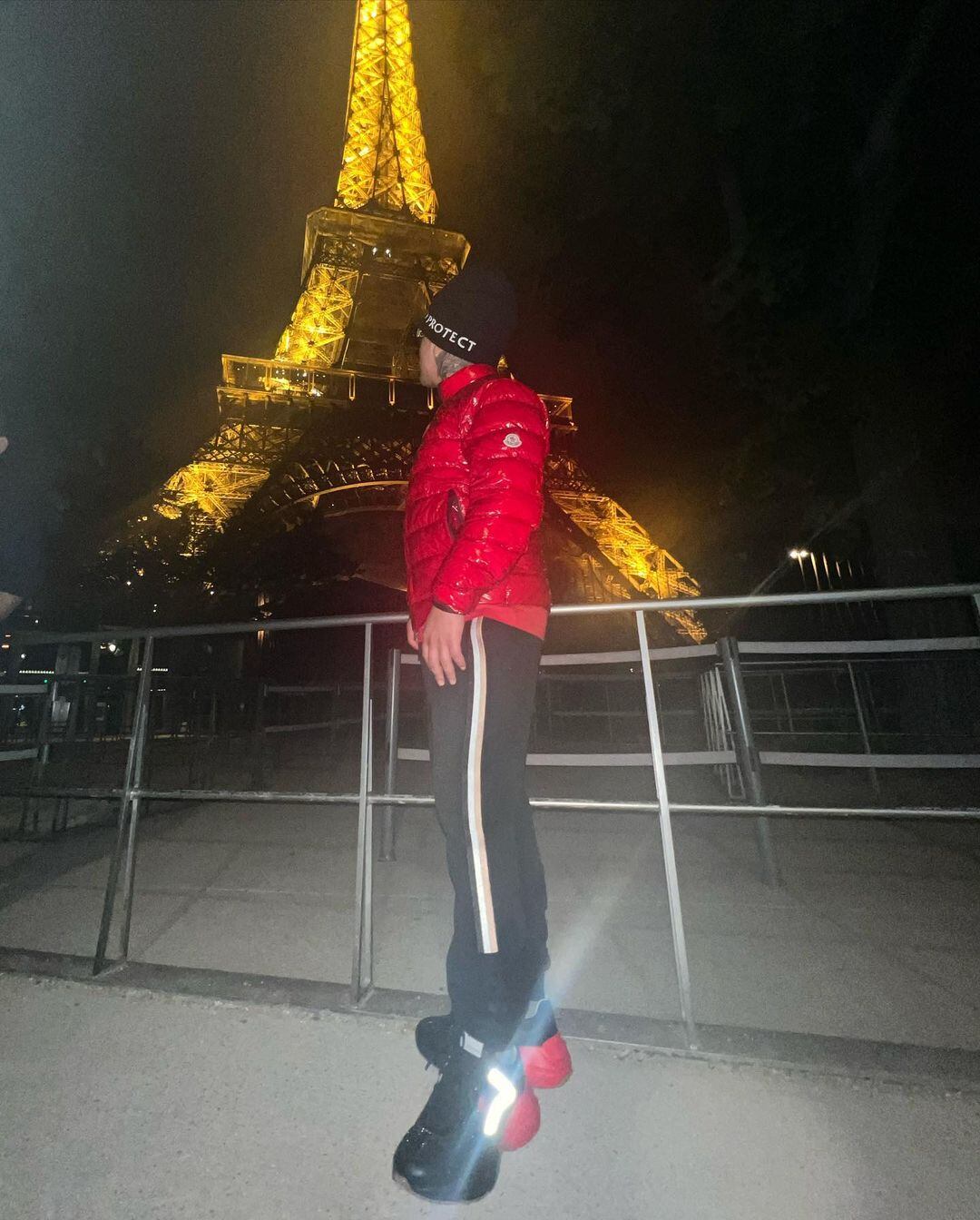 Pablo Chill-E en la Torre Eiffel en Francia (Instagram @shishibosspaulito</a>)