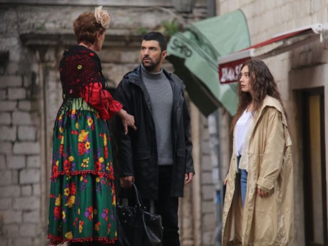 Fotograma de 'La hija del embajador'.