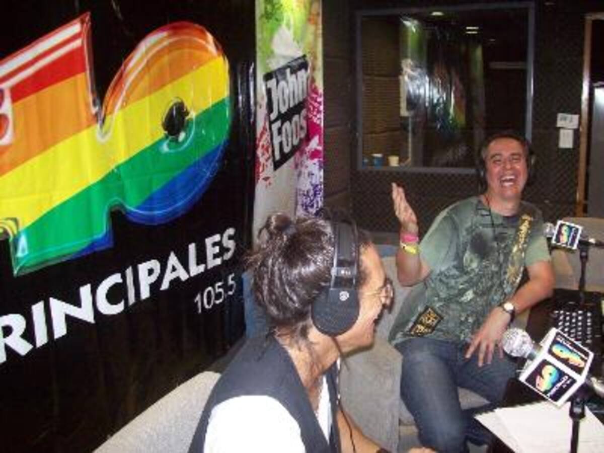 Camión 40 Principales y John Foos en el show The Black Eyed Peas
