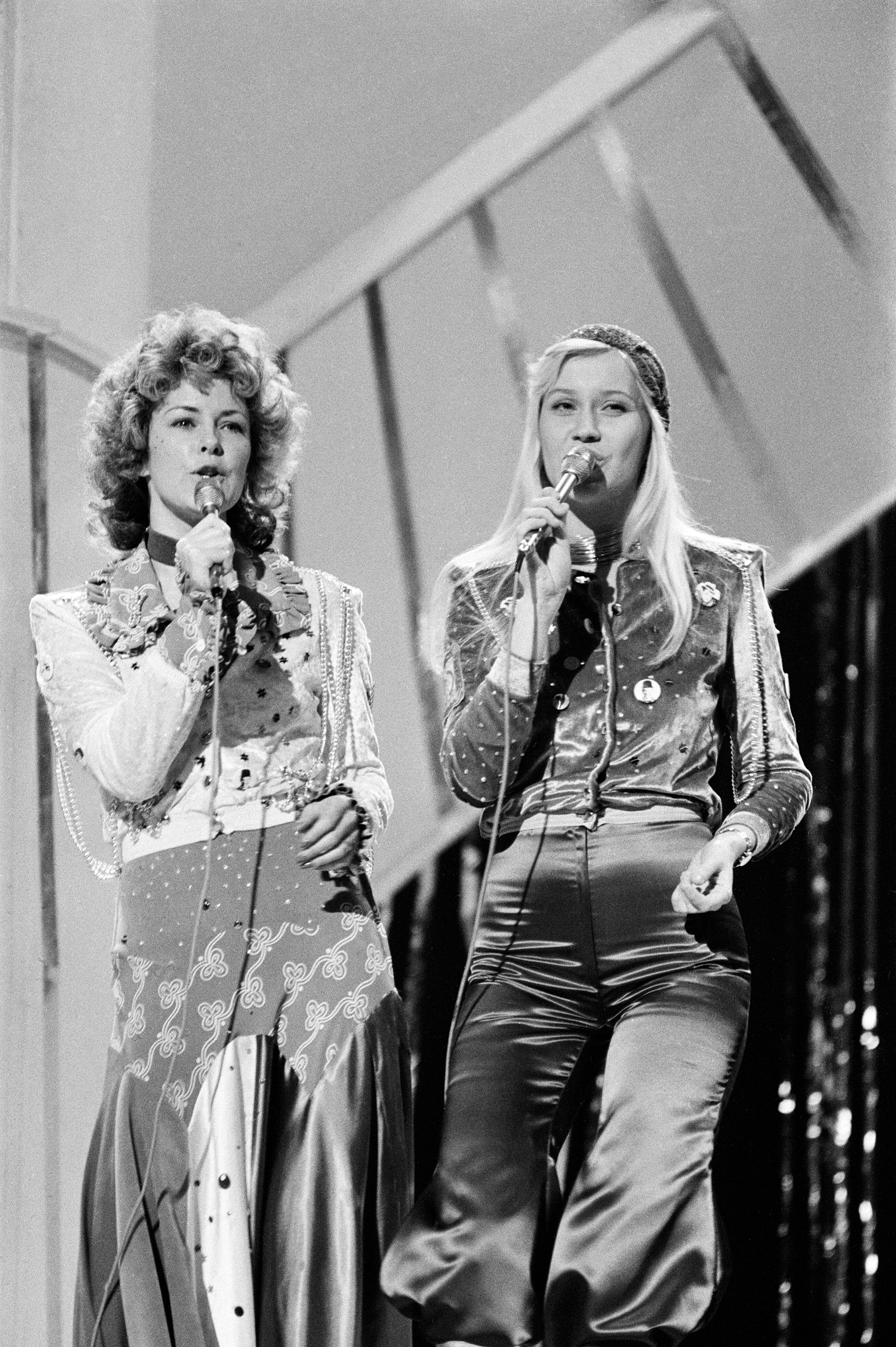 El Festival de Eurovisión. Abba, el grupo pop sueco que participó en el Festival de Eurovisión de 1974 con la canción «Waterloo» y ganó el concurso. Las dos chicas que cantan, Agnetha Fältskog y Anni-Frid Lyngstad. Brighton Dome, Brighton, 6 de abril de 1974. (Foto de MacKendrick/Mirrorpix vía Getty Images)