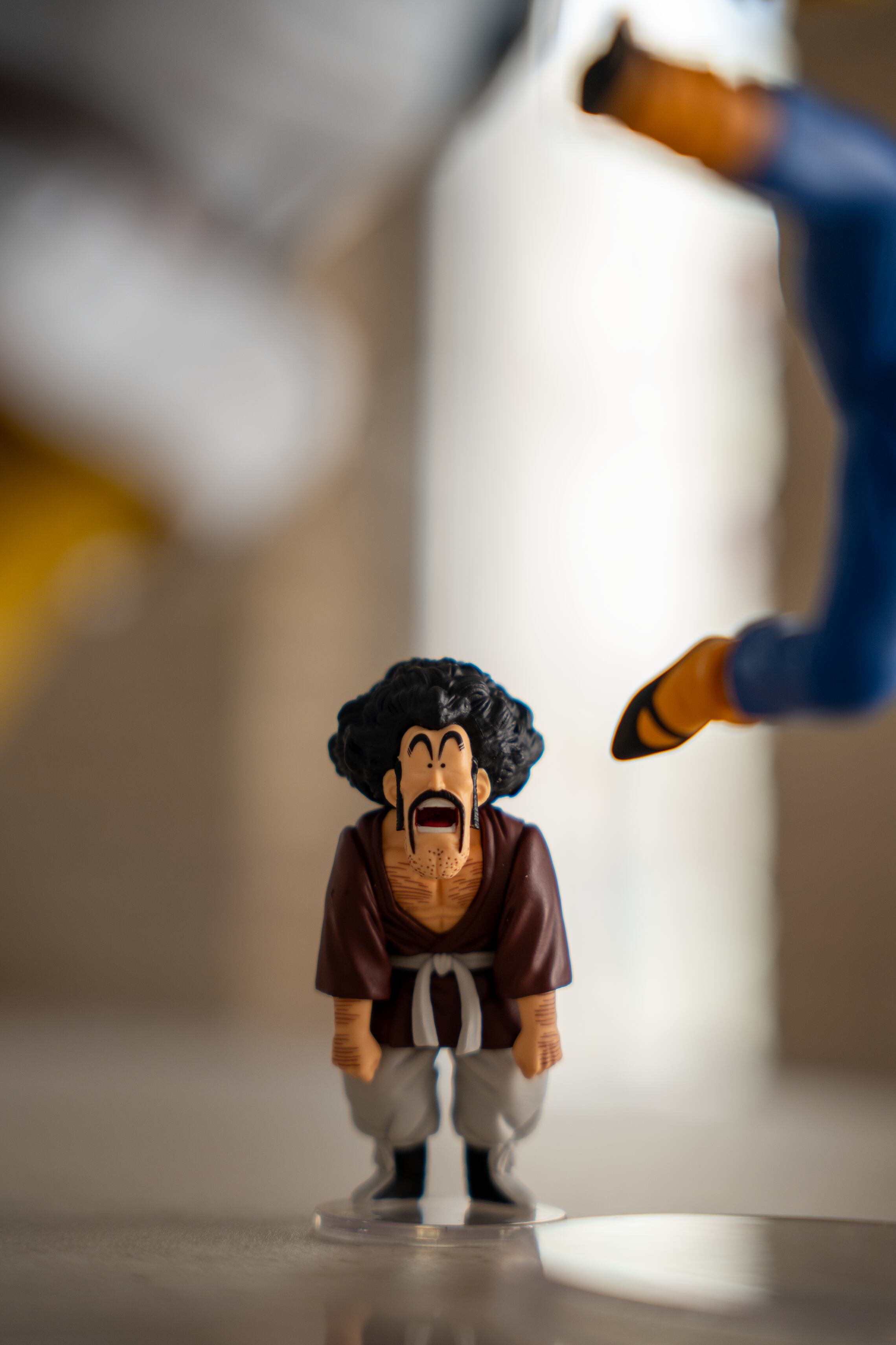 Android 18 y Mighty Mask miden sus fuerzas frente al Señor Satán.